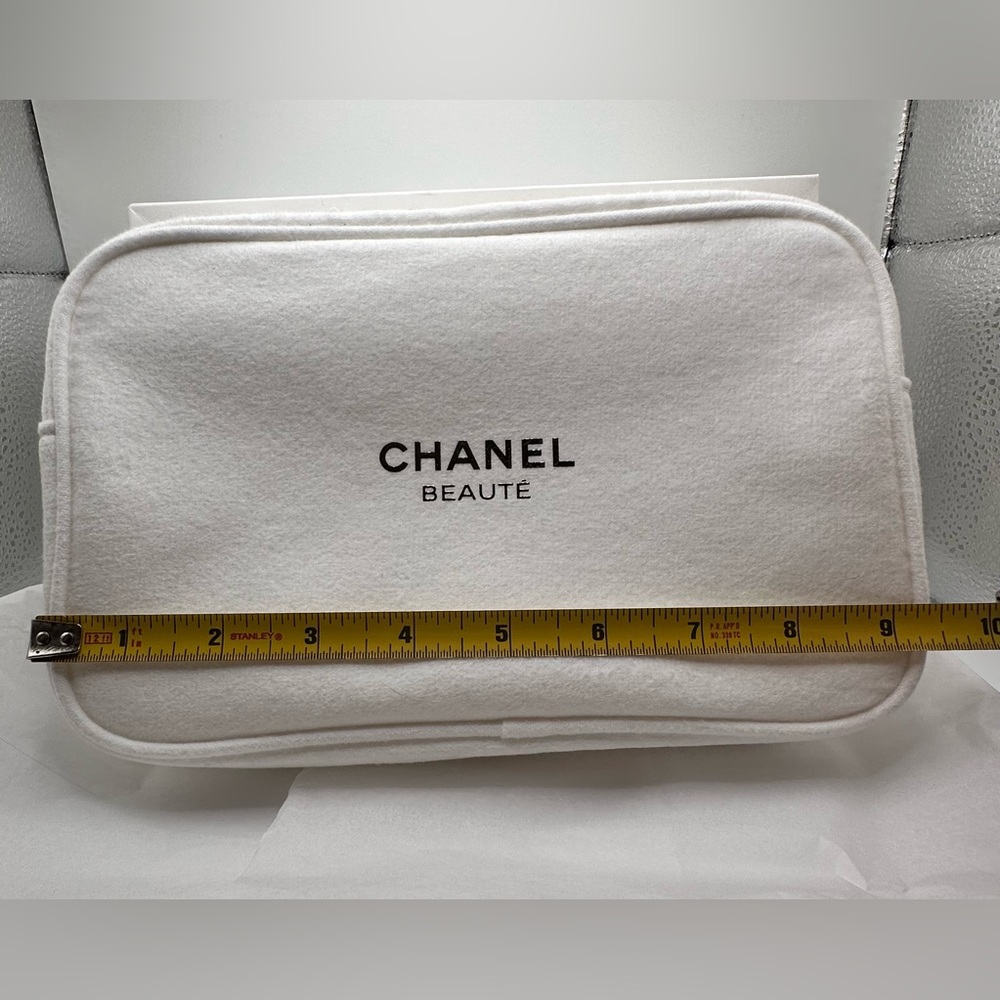 CHANEL GWP White Felt Makeup Pouch - Picture 9 of 12